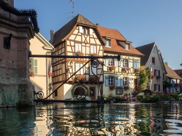 صورة الساحة الرئيسية لـ Eguisheim عبر الماء