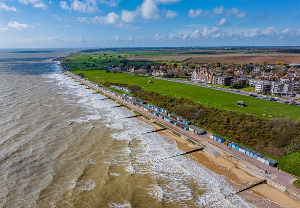 صورة جوية من طائرة بدون طيار من Frinton-On-Sea على ساحل Essex ، المملكة المتحدة.