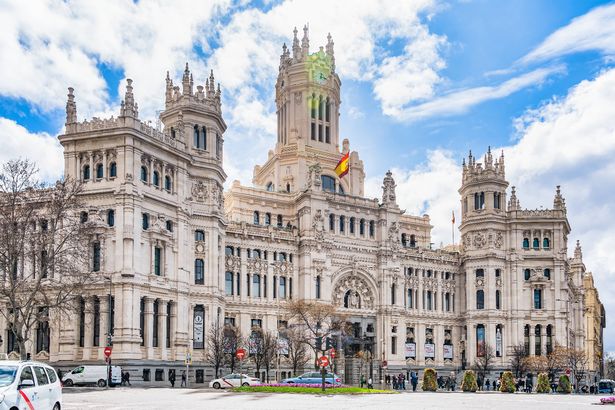 مدريد ، إسبانيا - 03.10.2025: منظر أمامي مع قصر Cybele (Palacio de Cibeles) في منطقة Retiro.