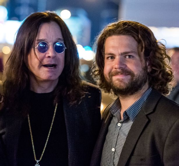 Ozzy Osbourne و Jack Osbourne يظنان صورة معًا في عام 2016.