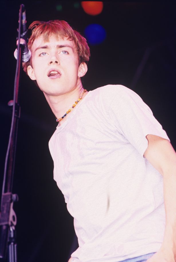 المغني دامون ألبن من Blur يؤدي على المسرح في مهرجان القراءة في 24 أغسطس 1991.