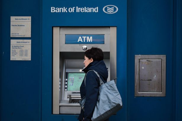 امرأة خارج بنك أيرلندا ATM