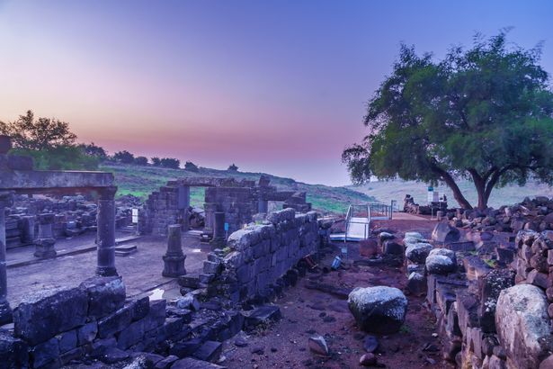 منظر لبقايا كنيس Chorazin (Korazim) ، وهي الآن حديقة وطنية في شمال إسرائيل.