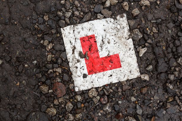 تم تجاهل لوحة L سائق المتعلم على الأرض