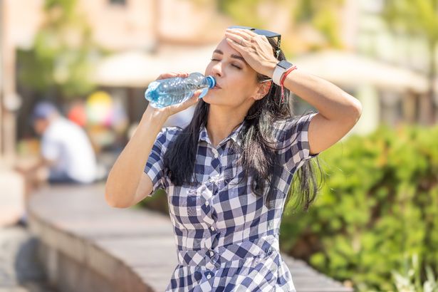 امرأة تشرب الماء