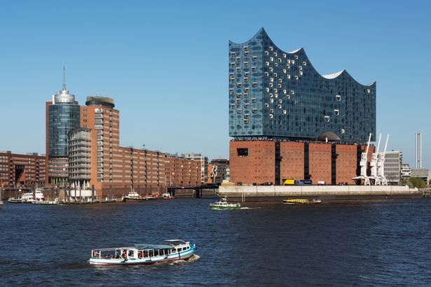 Elbphilharmonie هي قاعة للحفلات الحديثة ، التي تم الانتهاء منها في نوفمبر 2016 في هامبورغ ، ألمانيا. إنه معلم جديد للمدينة ويقع في منطقة هافنسيتي.