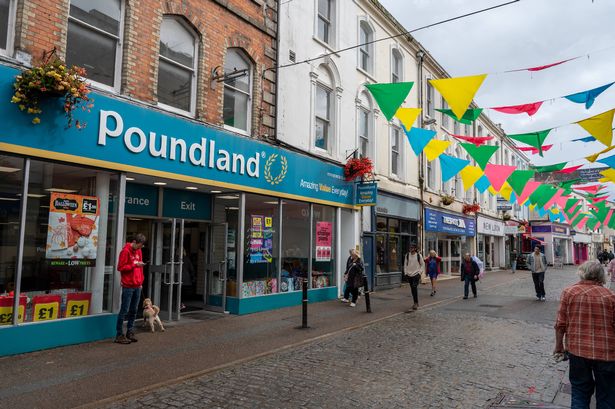 FALMOUTH ، إنجلترا - 20 سبتمبر: يمشي الناس على طول الشارع عبر متجر باوند لاند في يوم ملبد بالغيوم في 20 سبتمبر 2023 في فالماوث ، إنجلترا.