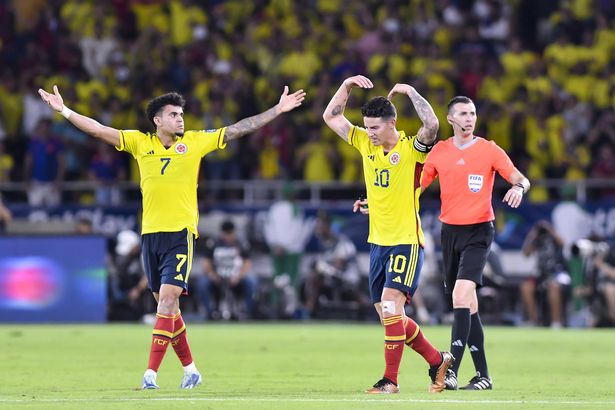   يحتفل لويس دياز من كولومبيا مع جيمس رودريغيز بعد تسجيله الهدف الثاني للفريق خلال مباراة تصفيات كأس العالم 2026 بين كولومبيا والبرازيل 