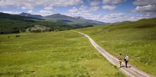 توجه Walkers إلى جسر Orchy في West Highland Way ، West Highlands ، اسكتلندا ، المملكة المتحدة.