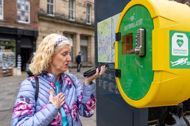 يمكن العثور على Aeds في المواقع العامة في جميع أنحاء المملكة المتحدة
