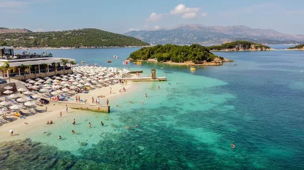 شاطئ ريلندا من طائرة بدون طيار. تعد منطقة Ksamil Beach في جنوب ألبانيا واحدة من أجمل أماكن البلاد. إنه يتميز بالشواطئ المذهلة والمياه الفيروزية. كما أنها تحظى بشعبية لدى كل من السياح المحليين والأجانب.
