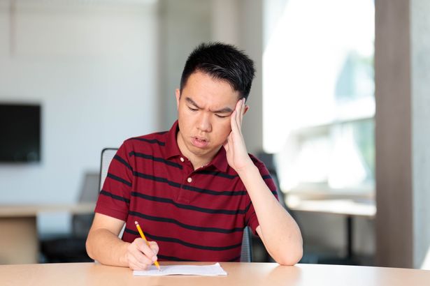 أكد الرجل أثناء الكتابة