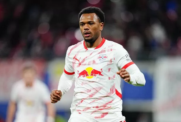 Lois Openda من RB Leipzig ينظر خلال مباراة الجولة السادسة في دوري أبطال أوروبا بين RB Leipzig v Aston Villa ، Red Bull Arena في 10 ديسمبر 2024