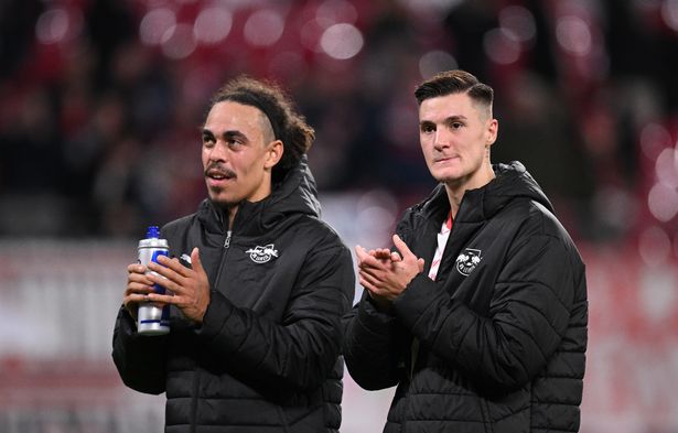 يوسف بولسن وبنيامين سيسكو من RB Leipzig يحييان الجماهير بعد السحب خلال مباراة الدوري الألماني بين RB Leipzig و Bayer 04 Leverkusen في Red Bull Arena في 25 يناير 2025 في لايبزيغ ، ألمانيا