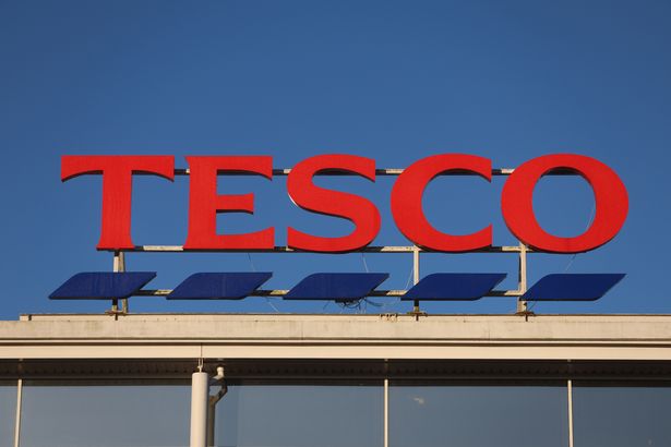 يتم عرض علامة Tesco خارج أحد متاجرها في 06 فبراير 2025 في Altrincham ، المملكة المتحدة
