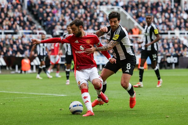 Sandro Tonali من Newcastle United FC (8) تحديات للكرة خلال مباراة الدوري الإنجليزي الممتاز بين نيوكاسل يونايتد FC ومانشستر يونايتد في حديقة سانت جيمس في 13 أبريل 2025 في نيوكاسل على تاين ، إنجلترا. 