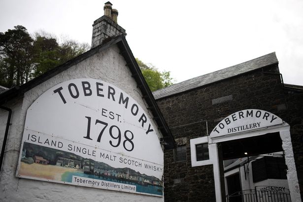 تظهر صورة علامات عند مدخل Tobermory Distillery في Tobermory ، جزيرة Mull ،