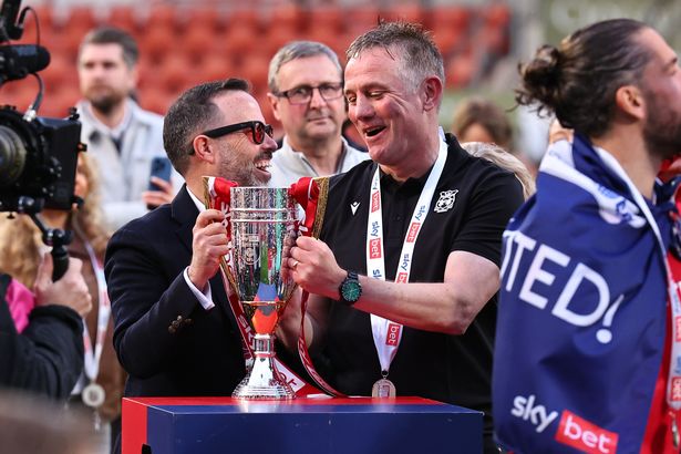 الرئيس التنفيذي لشركة Wrexham Michael Williamson والمدير فيل باركنسون