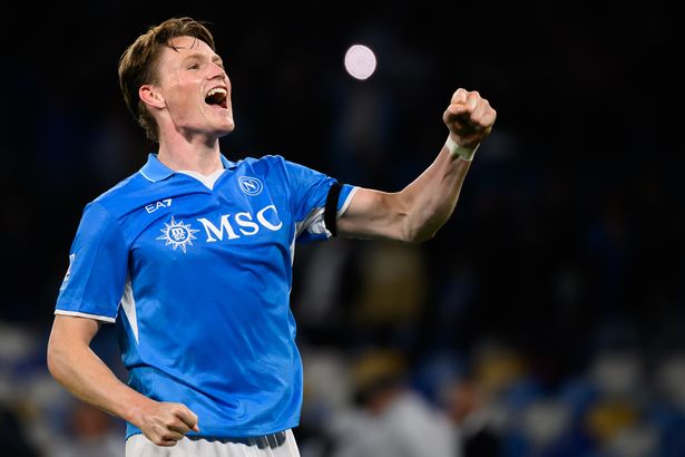 يحتفل Scott McTominay بالتسجيل في نابولي