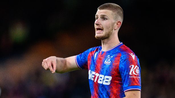 آدم وارتون خلال مباراة الدوري الإنجليزي الممتاز بين كريستال بالاس FC و Nottingham Forest FC في Selhurst Park في 5 مايو 2025 في لندن ، المملكة المتحدة. 