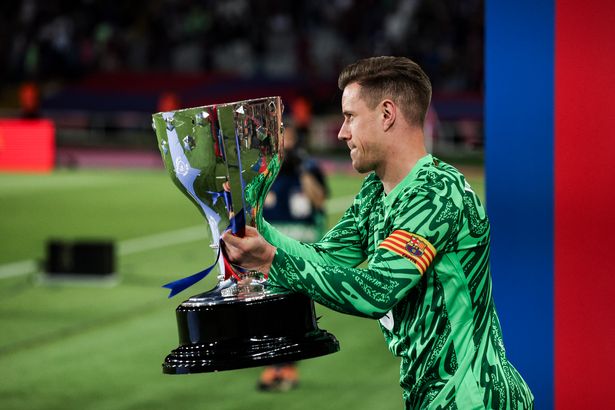 يحتفل Ter Stegen من FC Barcelona ببطولة La Liga EA Sports 2024/2025 خلال مباراة La Liga EA الرياضية بين FC Barcelona و Villarreal CF في Olimpic Llus Companys في برشلونة ، إسبانيا ، في 18 مايو 2025.