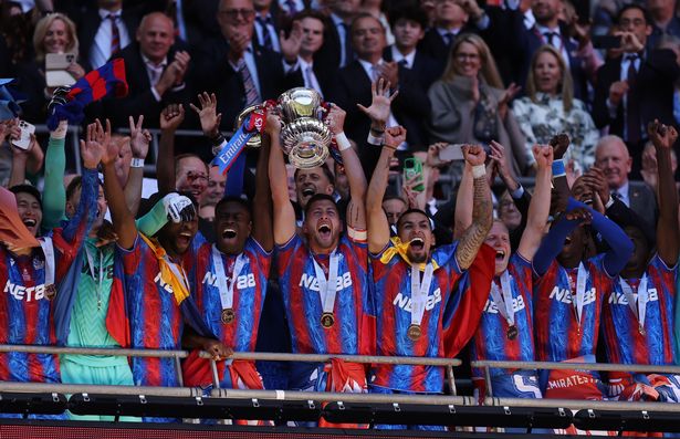 لندن ، إنجلترا - 17 مايو: يحتفل جويل وارد من Crystal Palace بالكأس بعد فوزه بمباراة كأس الاتحاد الإنجليزي الإماراتي بين كريستال بالاس ومانشستر سيتي في ملعب ويمبلي في 17 مايو 2025 في لندن ، إنجلترا. (تصوير كاثرين إيفل - AMA/Getty Images)