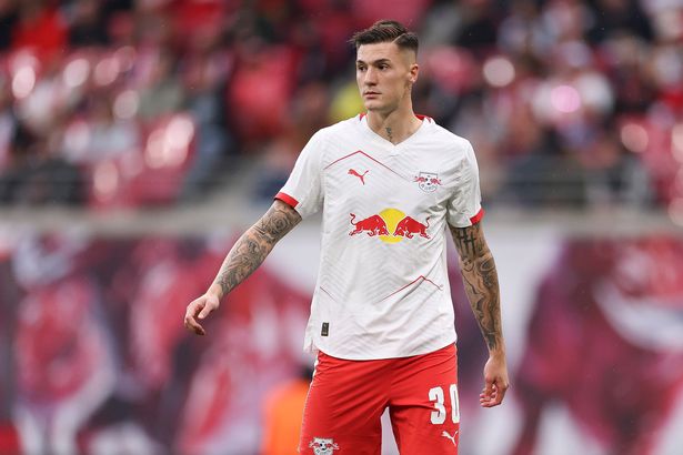 ينظر Benjamin Sesko من RB Leipzig خلال مباراة الدوري الألماني بين RB Leipzig و VFB شتوتغارت في ريد بول أرينا في 17 مايو 2025 في لايبزيغ ، ألمانيا