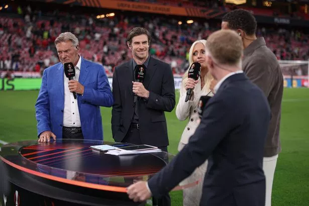 يتحدث غلين هودل وجاريث بيل عن TNT Sports خلال نهائي دوري أوروبا UEFA