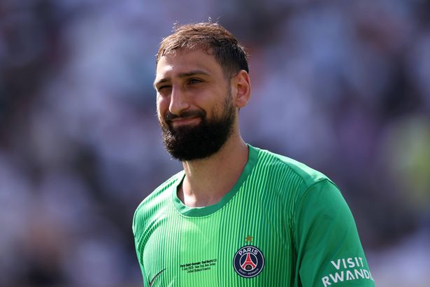 Gianluigi Donnarumma في العمل ل PSG. 