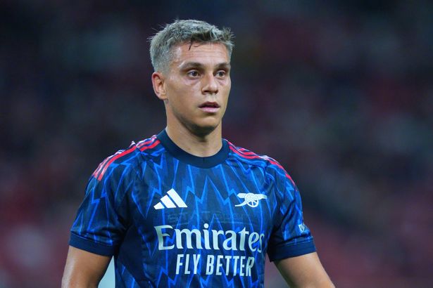 Leandro Trossard of Arsenal يعمل خلال المباراة الودية قبل الموسم بين Arsenal FC و AC Milan في الملعب الوطني في سنغافورة في 23 يوليو 2025 (تصوير سهيمي عبد الله/نورفوتو عبر Getty Images)