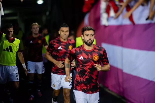 برونو فرنانديز من مانشستر يونايتد يسخن قبل المباراة الصيفية في الدوري الإنجليزي الممتاز بين مانشستر يونايتد و AFC بورنموث في سولدر فيلد في 30 يوليو 2025 في شيكاغو ، إلينوي.