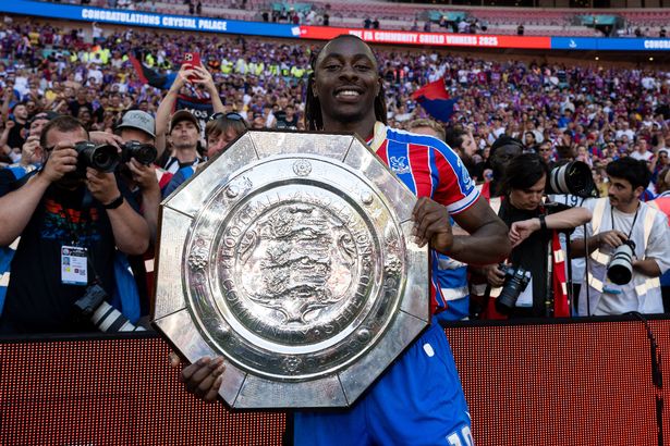 لندن ، إنجلترا - 10 أغسطس: يحتفل Eberechi Eze of Crystal Palace بدرع مجتمع FA بعد فوز فريقه في مباراة درع مجتمع FA 2025 بين Crystal Palace و Liverpool على ملعب Wembley في 10 أغسطس 2025 في لندن ، إنجلترا. (تصوير سيباستيان فريج/غيتي إيرش)