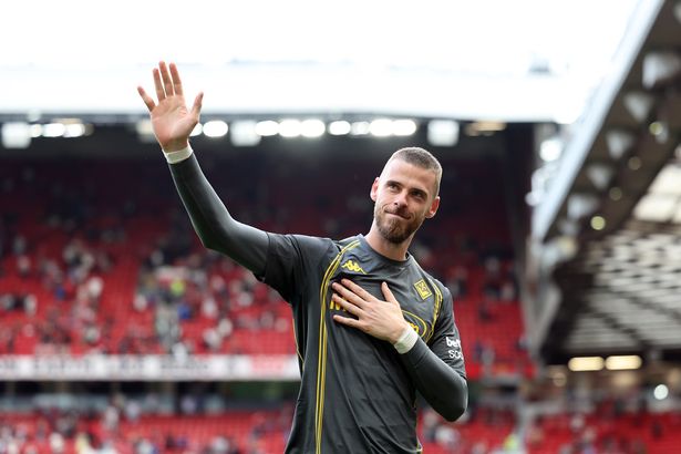 يعترف David de Gea من ACF Fiorentina للجماهير بعد المباراة الودية قبل الموسم بين مانشستر يونايتد و ACF Fiorentina في أولد ترافورد في 09 أغسطس 2025 في مانشستر ، إنجلترا. 