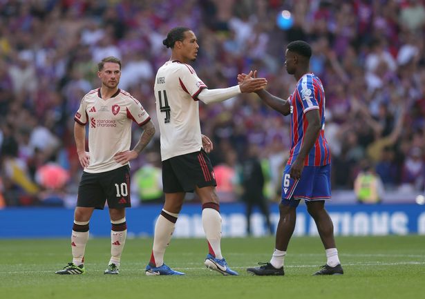 يعتنق Virgil van Dijk من ليفربول مارك جويهي من Crystal Palace - هل يمكن أن يكونوا زملاء في الفريق قريبًا؟