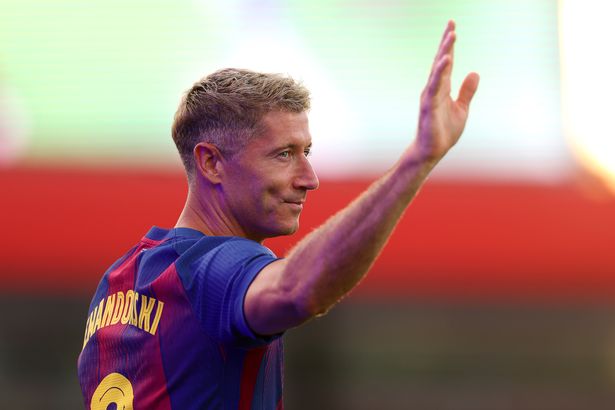 برشلونة ، إسبانيا - 10 أغسطس: تم تقديم روبرت ليفاندوفسكي من FC Barcelona إلى المشجعين قبل مباراة جوان Gamper Trophy بين FC Barcelona و Como1907 في Estadi Johan Cruyff في 10 أغسطس 2025 في برشلونة ، إسبانيا. (تصوير جوديت كارتيل/غيتي إيمايز)