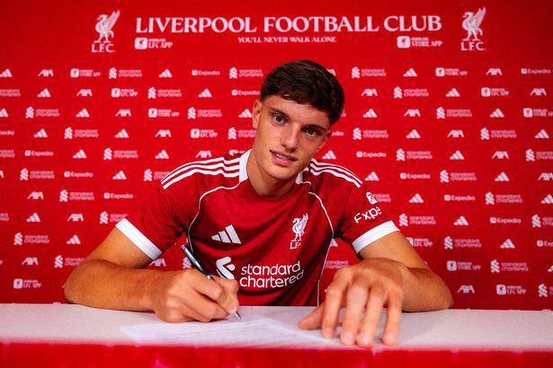 جيوفاني ليوني علامات ليفربول FC في مركز تدريب أكسا في 15 أغسطس 2025 في كيركبي ، إنجلترا