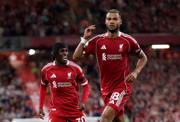 ليفربول ، إنجلترا - 15 أغسطس: (The Sun Out ، The Sun يوم الأحد) ، يحتفل كودي جاكبو من ليفربول بتسجيل هدف فريقه الثاني خلال مباراة الدوري الممتاز بين ليفربول وبورنموث في أنفيلد في 15 أغسطس 2025 في ليفربول ، إنجلترا. (تصوير ليفربول FC/Liverpool FC عبر Getty Images)