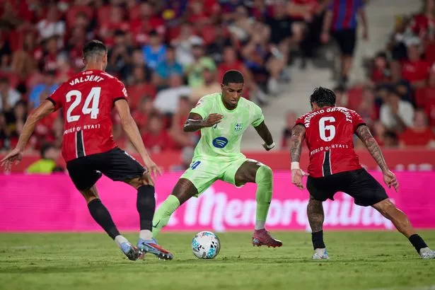 مايوركا ، إسبانيا - 16 أغسطس: يتنافس أنطونيو سانشيز من RCD Mallorca على الكرة مع Marcus Rashford من FC Barcelona خلال مباراة Laliga EA الرياضية بين RCD Mallorca و FC Barcelona في Estadio de Son Moix في 16 أغسطس 2025 في Mallorca ، Spain. (تصوير كريستيان Trujillo/Quality Sport Images/Getty Images)