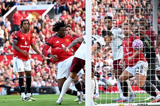 يسجل ريكاردو كالافيوري من أرسنال هدف فريقه الأول بعد Altay Bayindir من Manchester United