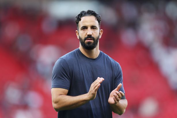 روبن أموريم ، مدير مانشستر يونايتد يحيي المشجعين بعد مباراة الدوري الإنجليزي الممتاز بين مانشستر يونايتد وأرسنال في أولد ترافورد في 17 أغسطس 2025 في مانشستر ، إنجلترا