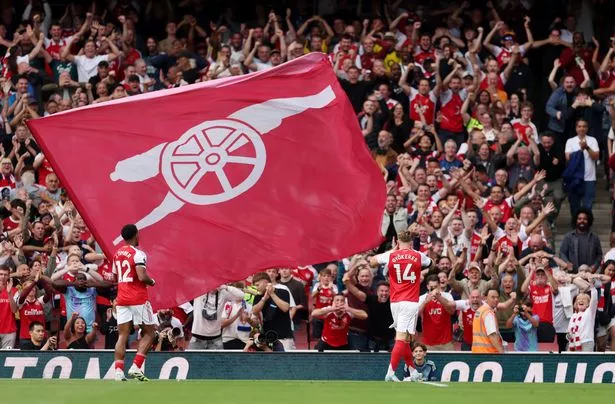 يحتفل Viktor Gyoekeres من Arsenal بتسجيل هدف فريقه الثالث خلال مباراة الدوري الإنجليزي الممتاز بين Arsenal و Leeds United على ملعب الإمارات في 23 أغسطس 2025 في لندن ، إنجلترا.