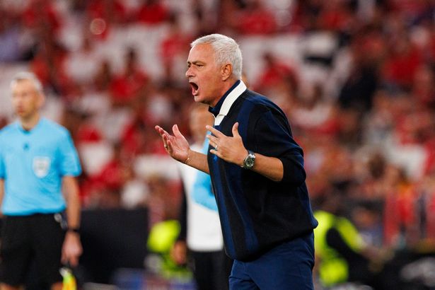 لشبونة ، البرتغال - 27 أغسطس: يتفاعل خوسيه مورينيو المدير الفني لفريق Fenerbahçe SK خلال مباراة دوري أبطال أوروبا في UEFA بين SL Benfica و Fenerbahçe SK في Estádio Da Luz في 27 أغسطس 2025 في لشبونة ، البرامج البرتقالية. (تصوير Maciej Rogowski/Euroasia Sport Images/Getty Images)