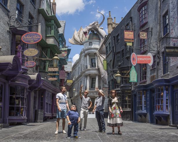 أورلاندو ، فلوريدا - 18 يونيو: في هذا النشرة التي قدمها Universal Orlando Resort ، Helena Bonham Carter (تصور Bellatrix Lestrange) ، توم فيلتون (يصور Draco Malfoy) ، ماثيو لويس (يصور Neville Longbottom) و Warwick Davis (يصور Grimphook) معروفة على الجليد من العالم الغرباء في Diag -Diag -Diagon - Diagon On Diagon On Diag. 2014 في أورلاندو ، فلوريدا. (تصوير Sheri Lowen/Universal Orlando Resort عبر Getty Images)
