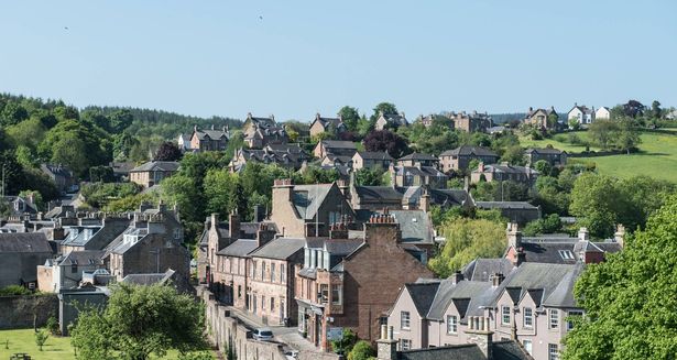 . Melrose هي موطن Melrose Abbey وتشتهر أيضًا بدورة Sevens السنوية للرجبي.