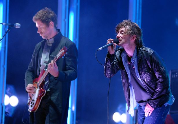 Thom Yorke (يمين) وإد أوبراين من Radiohead Headling المرحلة الرئيسية في اليوم الثالث والأخير لمهرجان القراءة في 30 أغسطس 2009 في ريدينج ، إنجلترا. 