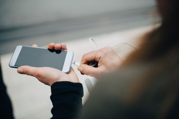 قد تكون الطريقة التي تشحن بها جهاز iPhone الخاص بك قد تدمر البطارية