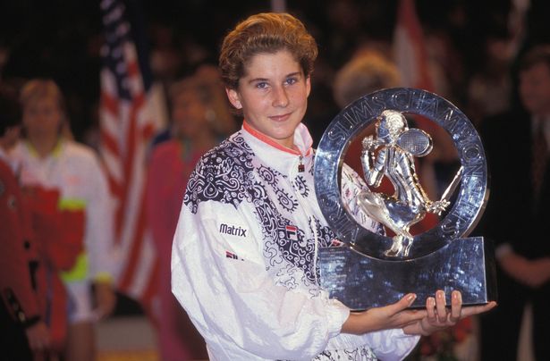 Monica Seles remporte le masters de tennis féminin le 25 Novembre 1991 à New York ، etats-unis. (تصوير مانويلا دوبونت/جاما رافو عبر غيتي إيمايز)