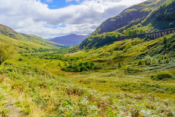 منظر للمناظر الطبيعية والفيدوكت (جسر القطار القديم) في Glen Ogle ، في Loch Lomond و Trossachs National Park ، اسكتلندا ، المملكة المتحدة