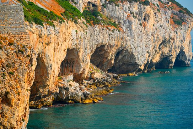 منظر لمجمع كهف جورهام والبحر في جبل طارق