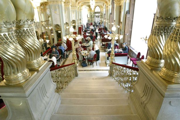 The Main Hall of New York Cafe في المبنى المتجدد في قصر نيويورك ، أحدث فندق فاخر لمجموعة Boscolo الإيطالية التي تضم 107 غرفة فندقية فاخرة ، ومركز إعلامي ، ومرافق صافية ، وكذلك مقهى نيويورك المثير في العاصمة المجرية ، بودابست في وسط مدينة 01. النهضة الإيطالية. AFP Photo / Attila Kisbenedek (يجب أن يقرأ ائتمان الصورة Attila Kisbenedek / AFP عبر Getty Images)